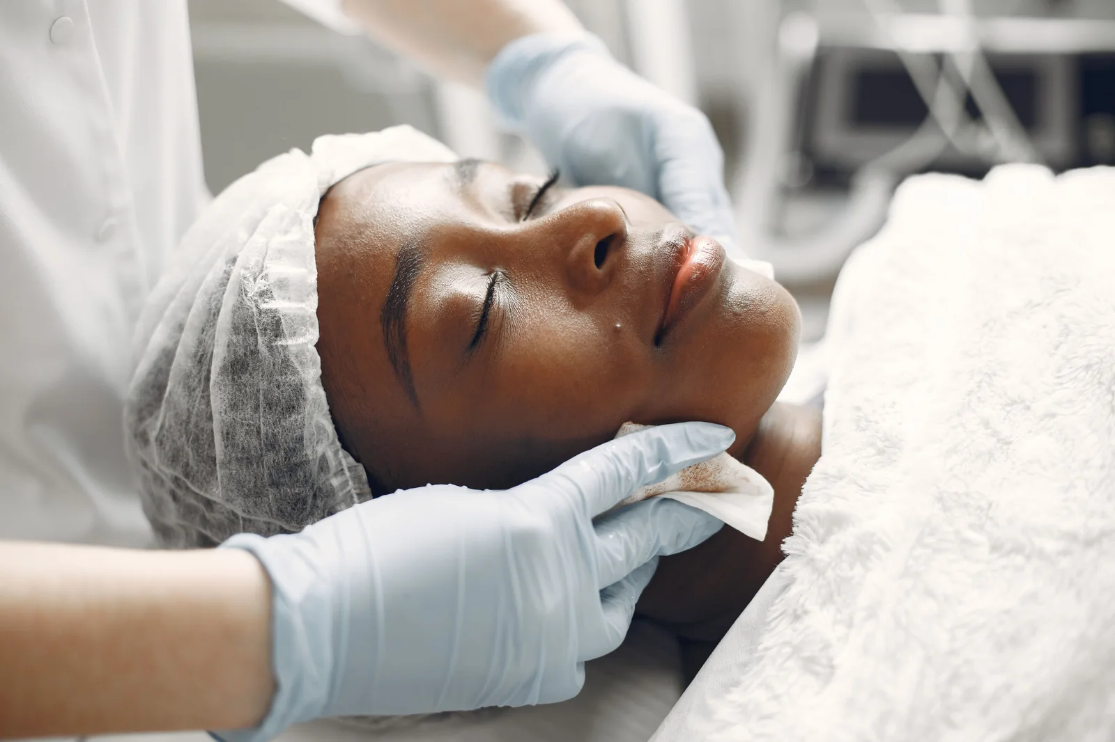 Tratamento estético facial em ambiente clínico